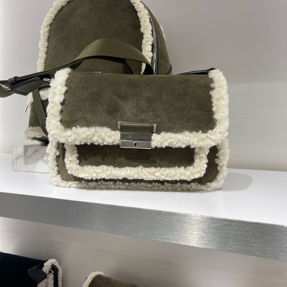 MICHAEL KORS Bradshaw Medium Suede and Faux Shearling Messenger Bag
Olive
NWT - Picture 6 of 16